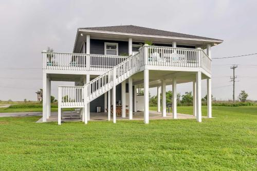 Modern Crystal Beach Vacation Home Walk to Beach! in Crystal Beach, USA
