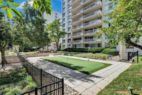 Discover an Modern Apartment at Crystal City with gym in Arlington, USA