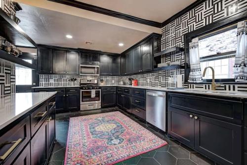 Boho Glam Bungalow mins away Western Ave Districts in Oklahoma City, USA
