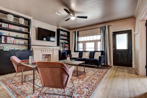 Boho Glam Bungalow mins away Western Ave Districts in Oklahoma City, USA