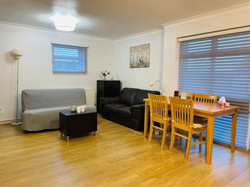 Cosy & spacious 1 Bedroom + Dedicated Off street Parking - Apartment - London