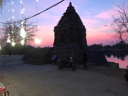 Friends in Khajuraho – Khajuraho, IN