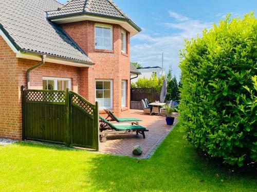 Udvendig, FeWo SONNENDECK Familien-strandnah-Garten-Hunde-Sport-und Schwimmbadnah-HansaPark in Sierksdorf