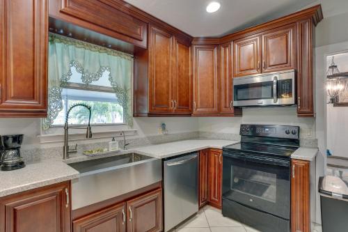 West Palm Beach Family Getaway with Outdoor Kitchen! in Royal Palm Beach (FL)