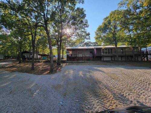 Gigis Spacious Lakefront with Boat Ramp Access!! Newly Remodeled, Sleeps 8! in Canadian, USA