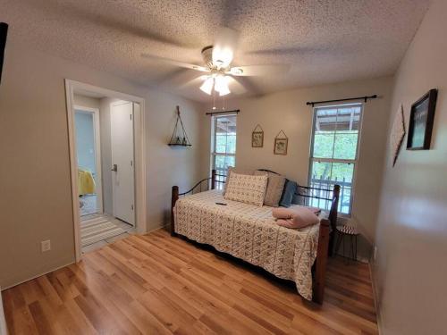 Gigis Spacious Lakefront with Boat Ramp Access!! Newly Remodeled, Sleeps 8! in Canadian, USA