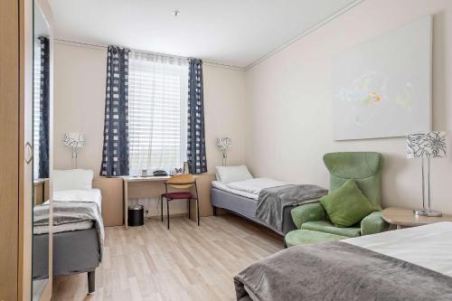 Triple Room with Three Single Beds - Non-Smoking