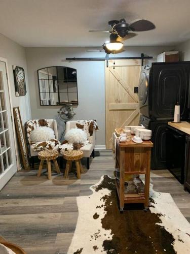 Spacious Parking Cozy 2 Bedroom Cottage House with plenty parking in Slidell, USA