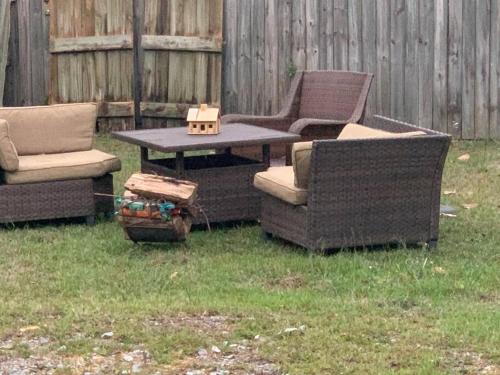 Spacious Parking Cozy 2 Bedroom Cottage House with plenty parking in Slidell, USA