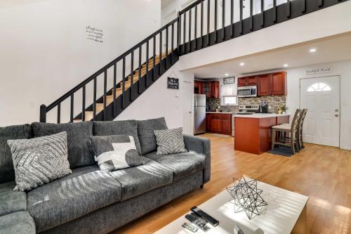 Community Perks and Deck Charming Poconos Home! in Tobyhanna, USA