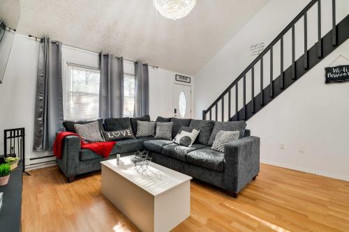 Community Perks and Deck Charming Poconos Home! in Tobyhanna, USA
