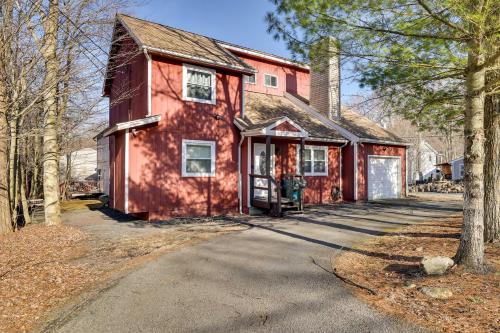Community Perks and Deck Charming Poconos Home! in Tobyhanna, USA