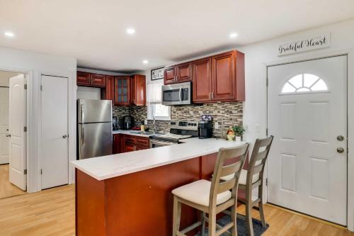 Community Perks and Deck Charming Poconos Home! in Tobyhanna, USA