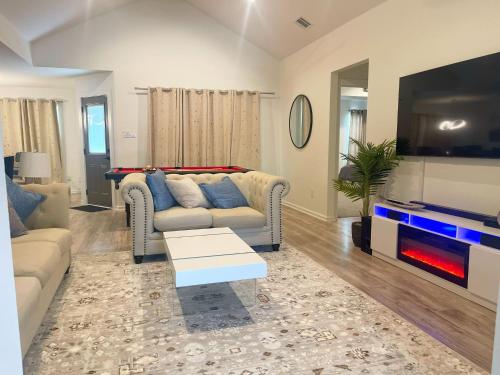 Modern and Luxury Retreat in The Heart of Dallas by Deity Villas in Dallas, USA