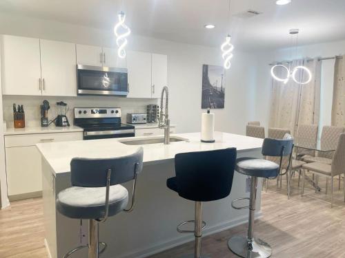 Modern and Luxury Retreat in The Heart of Dallas by Deity Villas in Dallas, USA