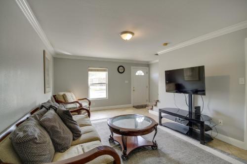 Gulfport Condo with Private Balcony - Walk to Beach! in Gulfport, USA