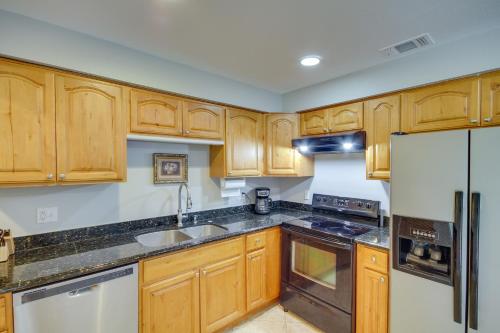 Gulfport Condo with Private Balcony - Walk to Beach! in Gulfport, USA