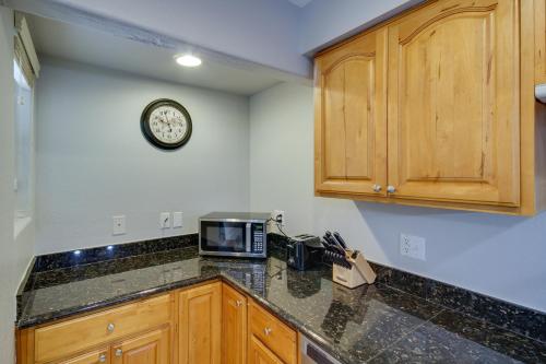 Gulfport Condo with Private Balcony - Walk to Beach! in Gulfport, USA
