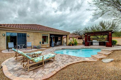 Luxe Couples Retreat w/ Pool & Outdoor Kitchen!, Phoenix