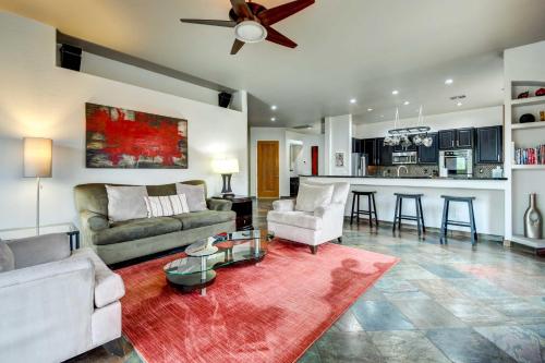 Luxe Couples Retreat with Pool and Outdoor Kitchen! in 沙漠景觀村