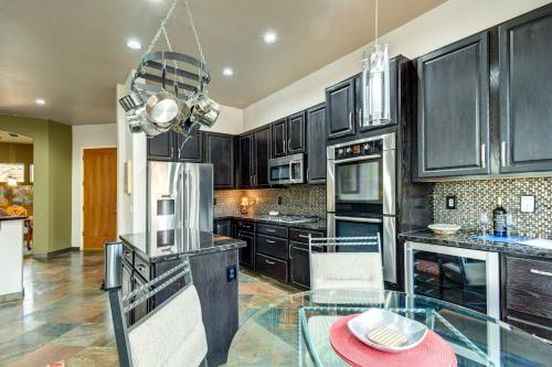Luxe Couples Retreat with Pool and Outdoor Kitchen! in 沙漠景觀村