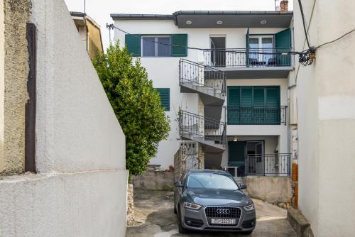 Apartments with parking space Sibenik - 21075
