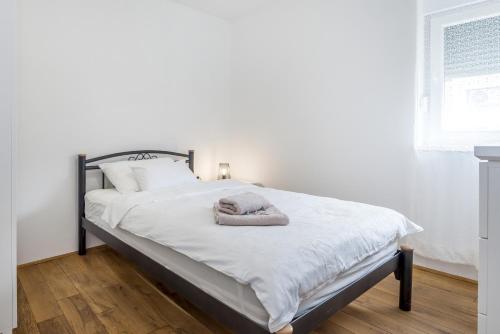 Two-Bedroom Apartment with Balcony and Sea View image 10