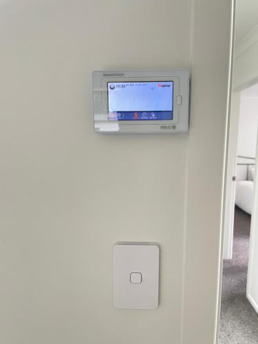 NO PARTY ALLOWED, Entire Brand New 3 bedroom townhouse, free unlimited fibre wifi and free parking NO PARTY ALLOWED, Entire Brand New 3 bedroom townhouse, free unlimited fibre wifi and free parking