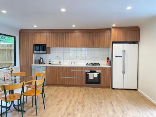 NO PARTY ALLOWED, Entire Brand New 3 bedroom townhouse, free unlimited fibre wifi and free parking NO PARTY ALLOWED, Entire Brand New 3 bedroom townhouse, free unlimited fibre wifi and free parking