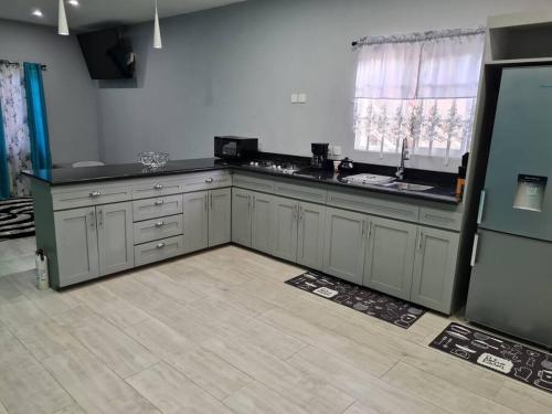 ห้องครัว, Coconut Creek Deluxe Suite in เซนต์ จอร์จ