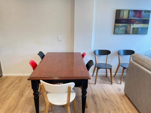 NO PARTY ALLOWED, Entire Brand New 3 bedroom townhouse, free unlimited fibre wifi and free parking NO PARTY ALLOWED, Entire Brand New 3 bedroom townhouse, free unlimited fibre wifi and free parking