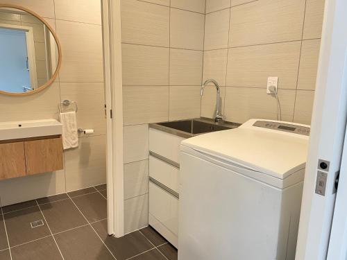 NO PARTY ALLOWED, Entire Brand New 3 bedroom townhouse, free unlimited fibre wifi and free parking NO PARTY ALLOWED, Entire Brand New 3 bedroom townhouse, free unlimited fibre wifi and free parking