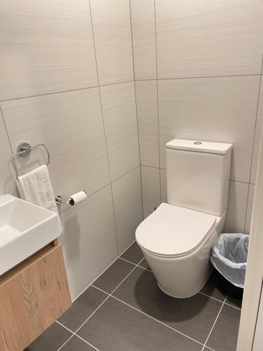 NO PARTY ALLOWED, Entire Brand New 3 bedroom townhouse, free unlimited fibre wifi and free parking NO PARTY ALLOWED, Entire Brand New 3 bedroom townhouse, free unlimited fibre wifi and free parking