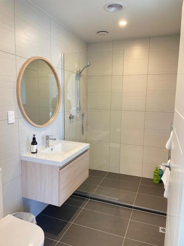 NO PARTY ALLOWED, Entire Brand New 3 bedroom townhouse, free unlimited fibre wifi and free parking NO PARTY ALLOWED, Entire Brand New 3 bedroom townhouse, free unlimited fibre wifi and free parking