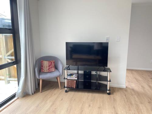 NO PARTY ALLOWED, Entire Brand New 3 bedroom townhouse, free unlimited fibre wifi and free parking NO PARTY ALLOWED, Entire Brand New 3 bedroom townhouse, free unlimited fibre wifi and free parking