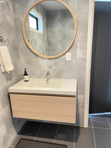 NO PARTY ALLOWED, Entire Brand New 3 bedroom townhouse, free unlimited fibre wifi and free parking NO PARTY ALLOWED, Entire Brand New 3 bedroom townhouse, free unlimited fibre wifi and free parking