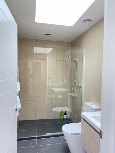 NO PARTY ALLOWED, Entire Brand New 3 bedroom townhouse, free unlimited fibre wifi and free parking NO PARTY ALLOWED, Entire Brand New 3 bedroom townhouse, free unlimited fibre wifi and free parking