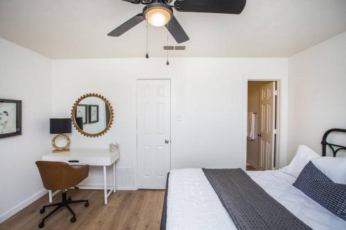 7 beds Relax by Texas Tech & Hospitals Sleeps 10 in Lubbock, USA