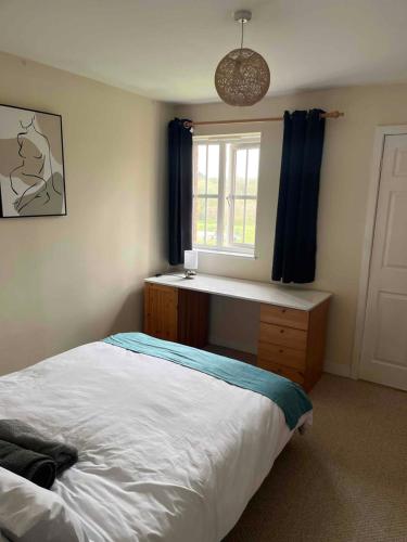 Picture of Serene 3-Bed Apartment - Park Views & Walking Distance To Royal Stoke Hospital