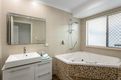 Zuhanyzó, Spacious 4 Bedroom Entire Home with Pool - Robina, Gold Coast in Robina