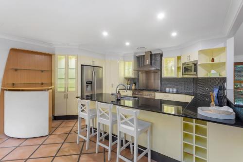 Konyha, Spacious 4 Bedroom Entire Home with Pool - Robina, Gold Coast in Robina