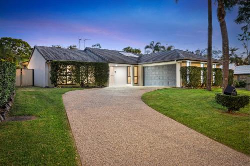 Eksterijer hotela, 4BR Family Oasis with Pool, Modern and Spacious - Robina in Robina