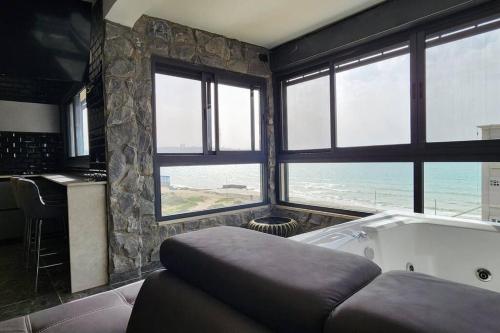 מבנים בים 75 Suites at sea in Kiryat Yam