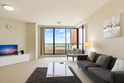 Large elevated apartment St Leonards - image 3