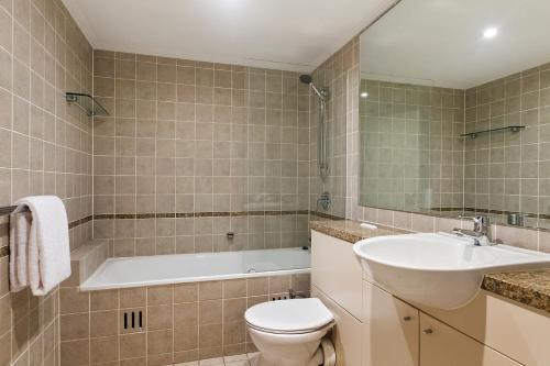 Large elevated apartment St Leonards - image 6