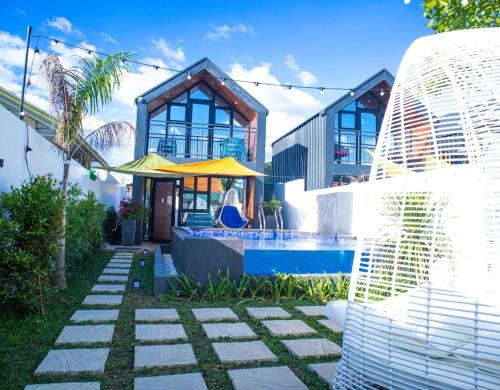 Hidden Haven Subic Villa w/ Infinity Pool in Castillejos