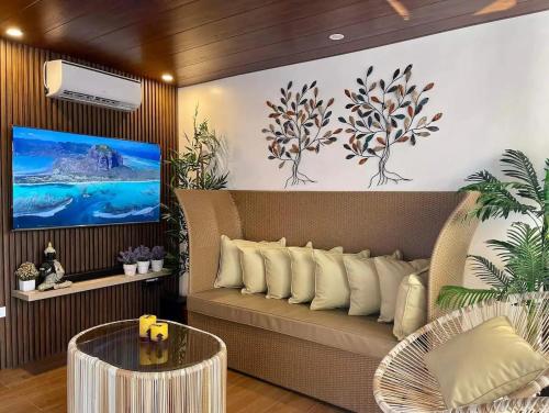 Hidden Haven Subic Villa w/ Infinity Pool in Castillejos
