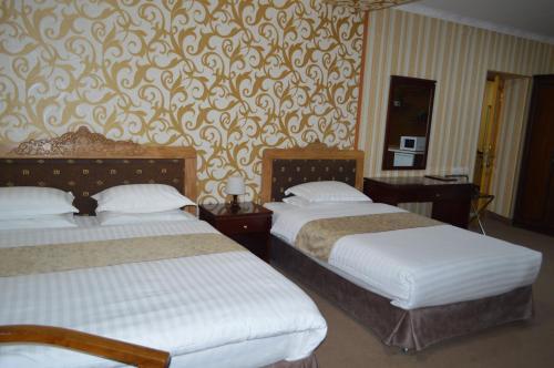 2 king beds, 2 sofa beds