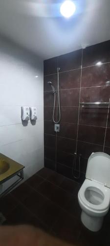 Bathroom, OYO 90724 Rg Hotel in Ayer Itam