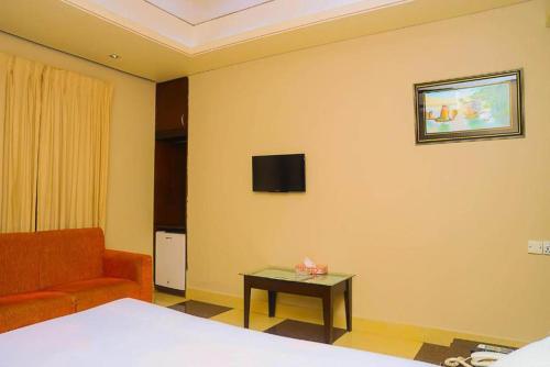 Royal Living Hotel & Suites